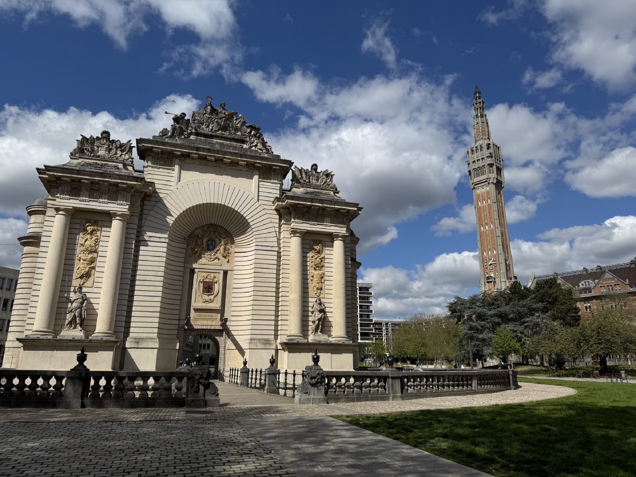 Porte de Paris et beffroi de l'hôtel de ville de Lille, en bordure de la résidence Le Beffroi