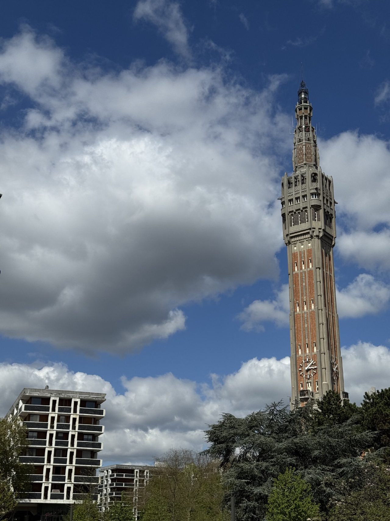 Vue sur le beffroi de l'hôtel de ville de Lille et la résidence Le Beffroi qui abrite le centre d'affaires
